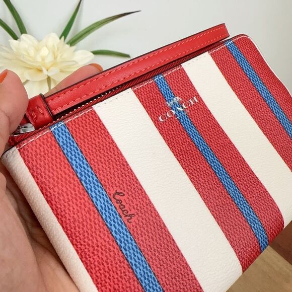 NWT‎ Coach Corner Zip Wristlet With Stripe Print - Picture 3 of 7
